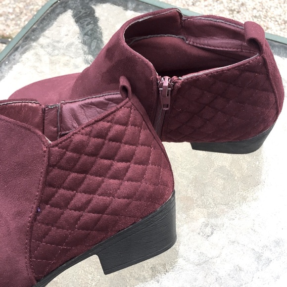 Burgundy Suede Quilted Ankle Boots size 7.5 / small 8 - Picture 2 of 10